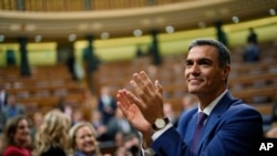 2023年11月16日,西班牙代理首相佩德罗·桑切斯在西班牙马德里议会议会投票后被多数议员推选组建新政府。(美联社照片)