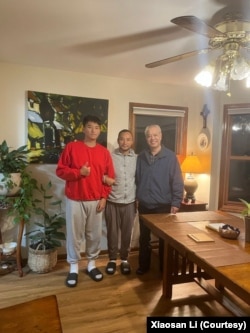 李小三与大儿子走线成功后在美国与牧师合影。（照片受访者提供）