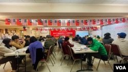 2023年12月10日,美国旧金山华人在旧金山国父纪念馆为中国监狱中的政治犯良心犯签名寄圣诞新年贺卡现场。(周星晨 摄影)