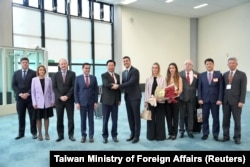 台湾外交部长吴钊燮在台北桃园国际机场欢迎到访的台湾邦交国巴拉圭的总统当选人潘尼亚(Santiago Pena))。(2023年7月11日)