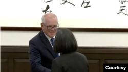 澳大利亚前总理斯考特∙莫里森(Scott Morrison)访问台湾,2023年10月10日与总统蔡英文会面。(台湾总统府视讯截图)