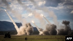 在北澳大利亚的一个射击场进行的“护身剑”演习期间,一枚导弹从美国军队的HIMARS系统发射。这是澳大利亚国防军和美国军队之间最大规模的联合训练活动。(资料照片:2023年7月22日)