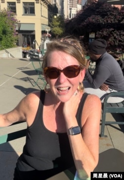 2023年11月8日,旧金山居民斯泰西娅·汤普森在旧金山联合广场接受了美国之音记者的采访,她很期待习拜会。(周星晨)