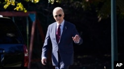 2023年11月14日,美国总统拜登在前往旧金山参加亚太经济合作组织峰会时,穿过华盛顿白宫南草坪,准备登上“海军陆战队一号”专用直升机。(美联社照片)