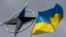 资料照：乌克兰国旗和北约标识
