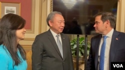 美国联邦参议员马可·鲁比奥(右)与台湾驻美代表俞大㵢夫妇在国会山庆祝《台湾关系法》45周年酒会中交谈。(2024年3月6日,美国之音锺辰芳拍摄)