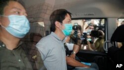 资料照片:香港亲民主议员许智峰被香港警方逮捕。(2020年8月26日)