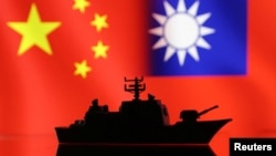 资料照:中国与台湾旗帜和一艘战舰的图示