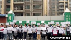 资料照:四川成都“山河玖璋”楼盘因债务纠纷遭查封,大量业主11月20日齐聚现场,大喊“请求政府,协助复工。”(截自X帐号“李老师不是你老师”的视频截图)。