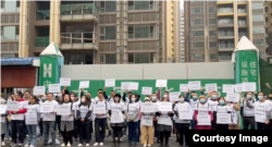 四川成都“山河玖璋”楼盘因债务纠纷遭查封,大量业主11月20日齐聚现场,大喊“请求政府,协助复工。”(截自X帐号“李老师不是你老师”的视频截图)。