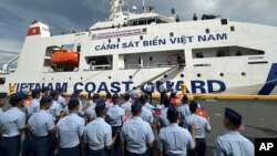 Lực lượng bảo vệ bờ biển Philippines vẫy cờ Việt Nam để chào đón tàu cảnh sát biển Việt Nam CSB 8002 cập cảng Manila