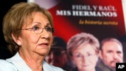 资料照片:2009年10月27日,时年76岁的胡安妮塔·卡斯特罗(Juanita Castro)在佛罗里达州迈阿密与记者交谈。(美联社照片)