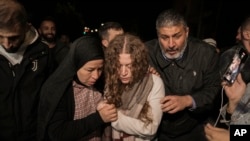 资料照片:2023年11月30日,巴勒斯坦活动人士阿赫德·塔米米(Ahed Tamimi)被以色列释放。(美联社照片)