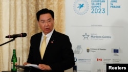台湾外交部长吴钊燮在访问捷克期间在布拉格举行的“欧洲价值峰会”上发表讲话。(2023年6月14日)