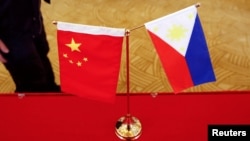 资料照:一张桌子上摆放着中国与菲律宾国旗。