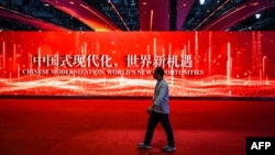 资料照片:2023年11月5日在上海举行的第六届中国国际进口博览会场内的“中国式现代化,世界新机遇”标语。