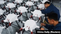 资料照片:中国安徽省安庆的一家无人机工厂工人在生产线上工作。(2024年5月16日)