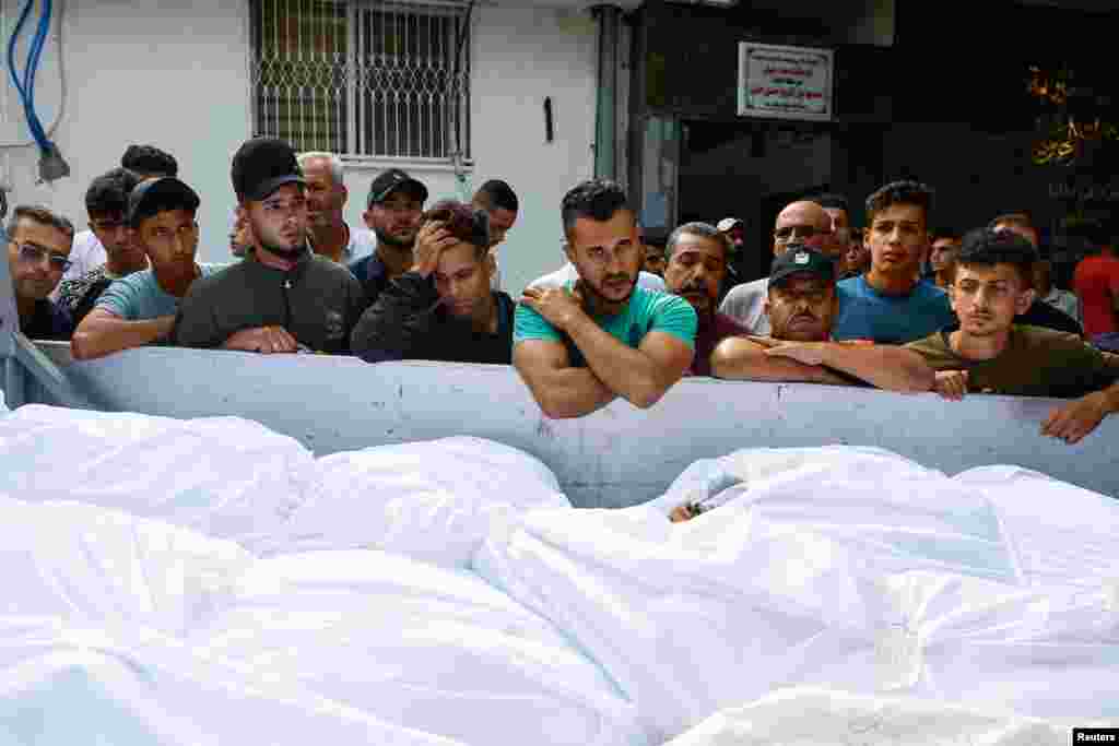Những người đến dự đám tang của những người Palestine thuộc gia đình Shamalkh, những người mà giới chức y tế cho biết đã thiệt mạng trong các cuộc không kích của Israel, tại Thành phố Gaza, ngày 9 tháng 10 năm 2023.  
