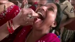 ကျန်းမာရေးအတွက် ငါးအရှင်မြိုချခိုင်းတဲ့နည်း "ထူးခြားဆန်းပြားသတင်းများ"  ကျန်းမာရေးအတွက် ငါးအရှင်မြိုချခိုင်းတဲ့နည်း "ထူးခြားဆန်းပြားသတင်းများ"