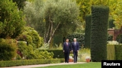 拜登总统和中国国家主席习近平在加利福尼亚州伍德塞德费罗丽庄园的花园里散步。(2023年11月15日)