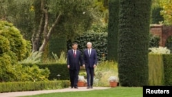 资料照片:拜登总统和中国国家主席习近平在加利福尼亚州伍德塞德费罗丽庄园的花园里散步。(2023年11月15日)