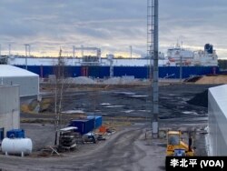 位于芬兰音高深港 (Inkoo),可载68000吨的浮动液化气码头船(李北平摄)