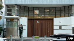 一名中国武警士兵站在位于北京的以色列驻中国大使馆大门外。(2023年10月13日)