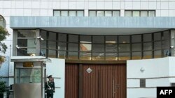 一名中国武警士兵站在位于北京的以色列驻华大使馆大门外。(2023年10月13日)