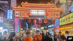 资料照:位于台北市区内的饶河街观光夜市。(2023年6月29日)