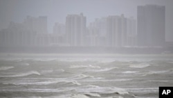 Gelombang di lepas pantai Fuzhou, Provinsi Fujian, China tenggara, Kamis, 27 Juli 2023. Topan Doksuri diperkirakan akan mendarat di China setelah membawa tanah longsor mematikan ke Filipina. (Wei Peiquan/Xinhua via AP)