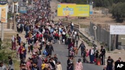 Người Palestine chạy lánh chiến sự đến phía nam Dải Gaza dọc theo Đường Salah al-Din ở Bureij, Gaza, vào ngày 9 tháng 11 năm 2023.