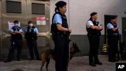 Cảnh sát tuần tra bên ngoài phòng phiếu trong cuộc bầu cử hội đồng quận đầu tiên ở Hong Kong ngày 10/12/2023.