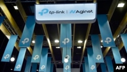 资料照:在巴塞罗纳举办的世界移动通信大会上的普联技术有限公司(TP-Link)的展台。(2023年2月28日)