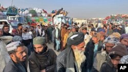 阿富汗难民在巴基斯坦的查曼边境口岸等待返回阿富汗。(2023年11月1日)