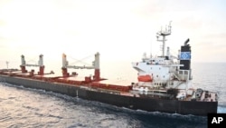 资料照片:印度海军提供的照片显示,美国籍货轮“M/V根科·皮卡蒂号”(M/V Genco Picardy)于2024年1月17日在亚丁湾遭到胡塞反政府武装分子发射的一架携带炸弹无人机的袭击。(美联社照片)