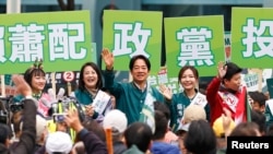 台湾副总统、执政党民进党总统候选人赖清德在台北举行的竞选活动中向支持者挥手致意。(2024年1月3日)