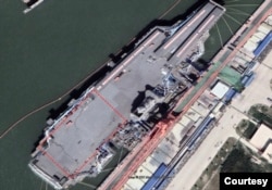 福建舰甲板的裂痕 (照片来自网络)