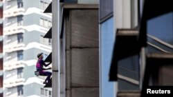 法国攀登高手阿兰·罗伯特(Alain Robert)为声援菲律宾的南中国海主权立场徒手爬上了菲律宾首都马尼拉金融区的一座47层高的摩天大楼。(2024年3月5日)