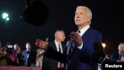 美国总统拜登星期四晚间在马里兰州安德鲁斯空军基地对媒体讲话。(2024年8月1日)