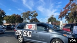 贴有讽刺习近平漫画和结束中共字样的游行车辆。(周星晨)