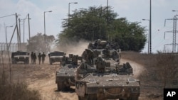 2023年10月15日,以色列装甲运兵车 (APC) 车队驶向以色列南部加沙地带边境。