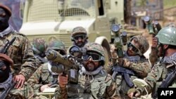 2023年5月21日,在以色列2000年从黎巴嫩南部撤军纪念日前夕,黎巴嫩真主党武装人员在与以色列接壤的阿拉姆塔进行了大规模军事演习,其中一部分是越境袭击。(法新社)