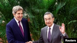 美国气候问题特使约翰·克里(John Kerry)2023年7月18日在北京会晤中国最高外交官、中共中央外事工作委员会办公室主任王毅。(媒体联访照片)