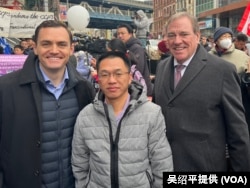 2023年2月25日,吴绍平律师(前中)与美国众议院美国与中共竞争委员会主席麦克·加拉格尔(前左)在纽约长乐公会门前参加谴责中共跨国侵害集会。(吴绍平提供)