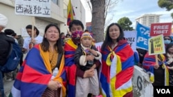 来自拉萨的流亡美国藏人齐美带着妻子和孩子一起来参加在中国驻旧金山总领馆前举行的纪念“西藏抗暴日”65周年活动。(周星晨拍摄)