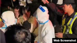 资料照:2023年10月31日上海万圣节街头聚会扮演大白的人被警察带走。(照片来自推特视频截图)