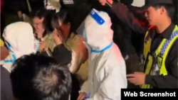 资料照:2023年10月31日上海万圣节街头聚会扮演大白的人被警察带走。(照片来自推特视频截图)