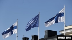 ဖင်လန်နိုင်ငံခြားရေးဝန်ကြီးဌာနမှ လွှင့်ထူထားတဲ့ နေတိုးနဲ့ ဖင်လန်နိုင်ငံတော်အလံများ၊ ဧပြီ ၄၊ ၂၀၂၃။