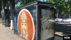 资料照片:乌兹别克斯坦首都塔什干的一个公交车站张贴的民族遗产宣传画。(2022年8月)