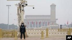 一名警察在北京天安门广场站岗执勤。(2021年3月3日)